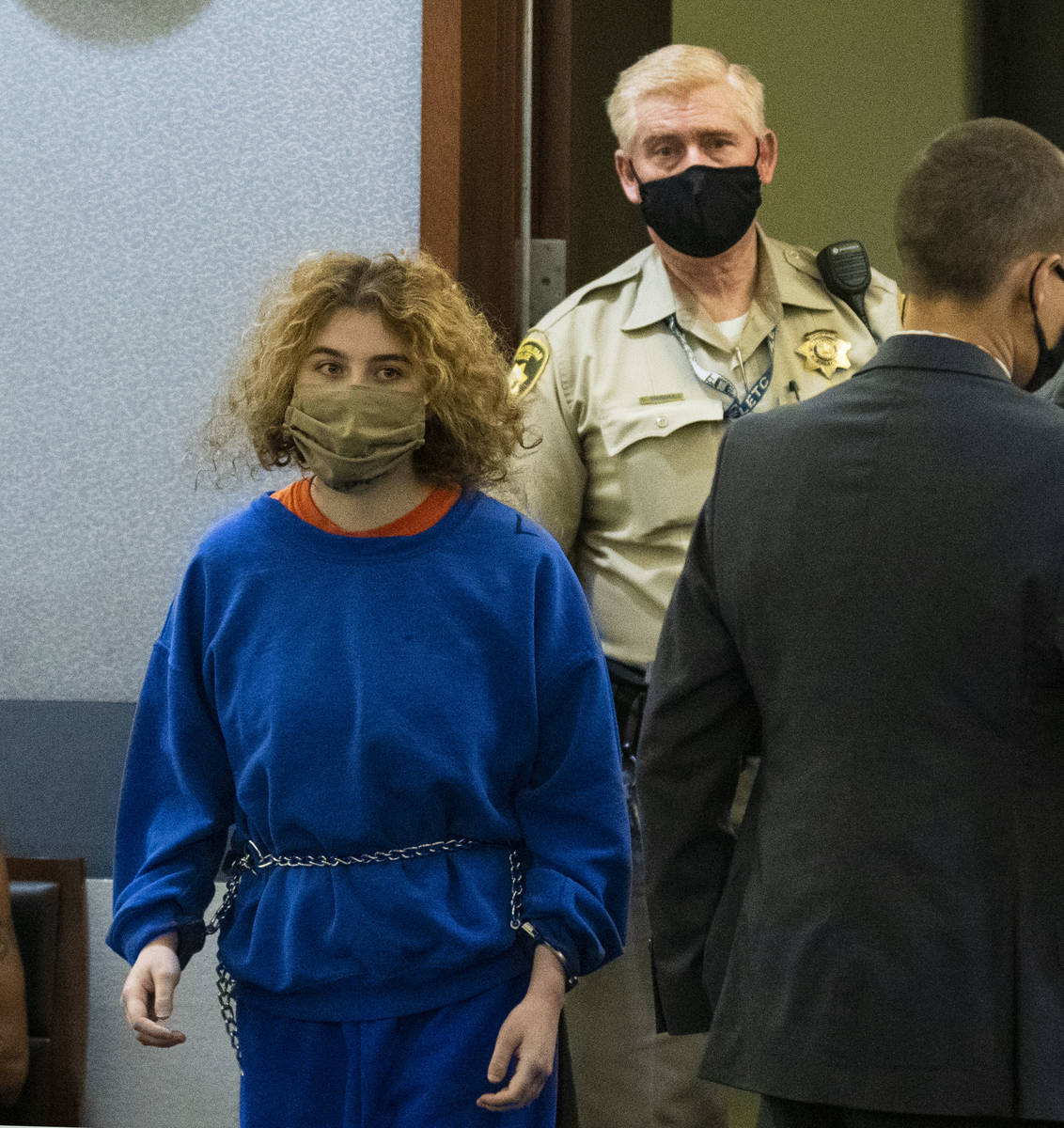 Sierra Halseth, acusada del asesinato de su padre, Daniel Halseth, es conducida a la sala del C ...