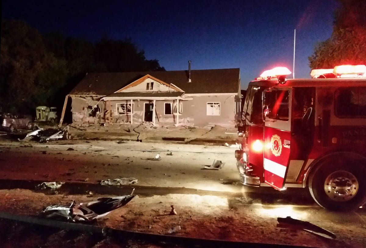 Un camión de bomberos se encuentra frente a una casa destruida por un atentado suicida en Pana ...