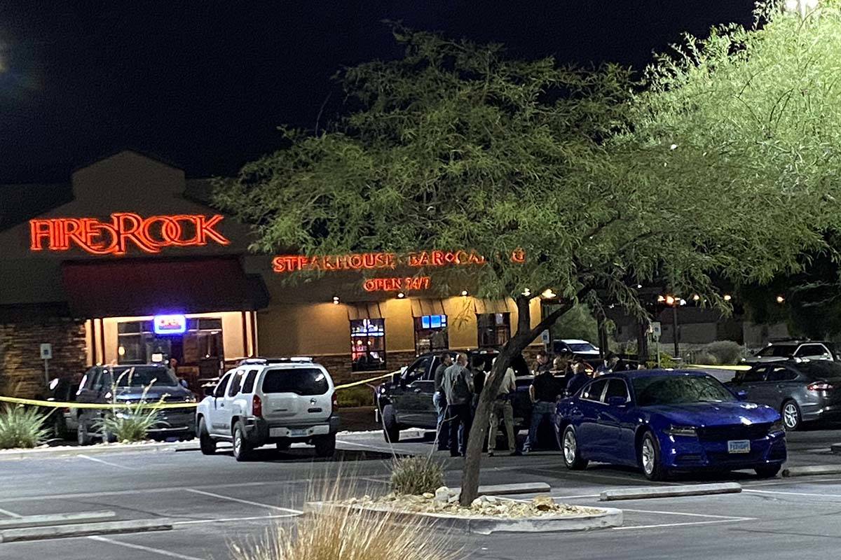 La policía de Las Vegas se congrega frente al FireRock Steakhouse en el noroeste de Las Vegas ...