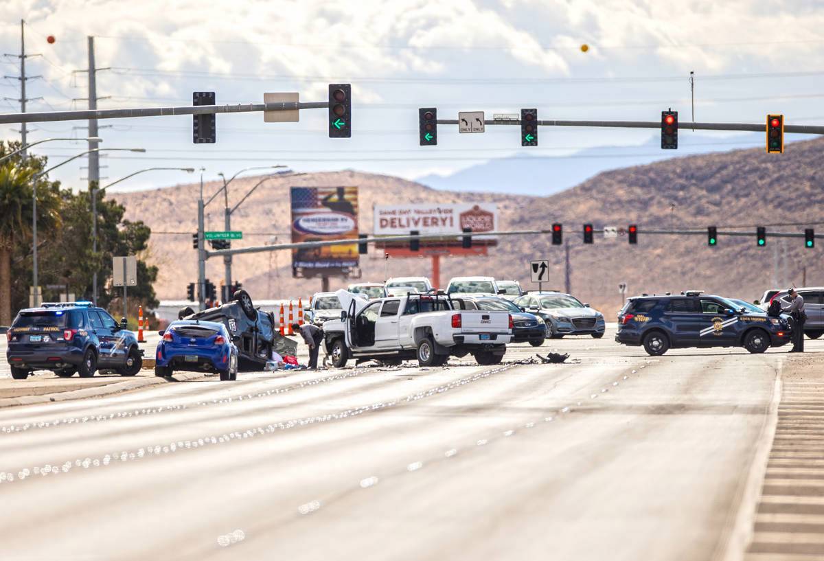 En esta foto de archivo, la Nevada Highway Patrol investiga un presunto accidente por conducir ...