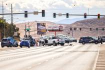 En esta foto de archivo, la Nevada Highway Patrol investiga un presunto accidente por conducir ...
