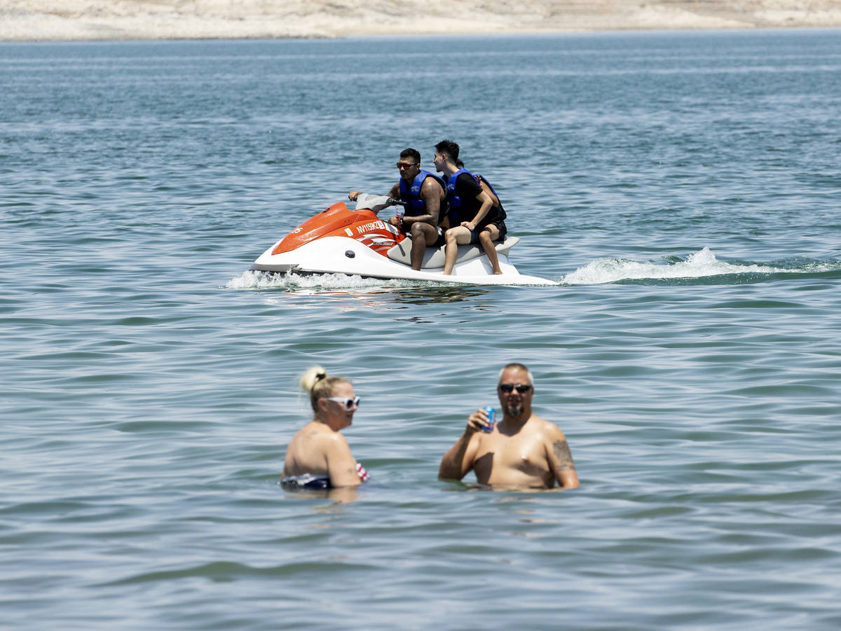 Gente se relaja en Boulder Beach en Lake Mead National Recreation Area, el viernes 2 de julio d ...