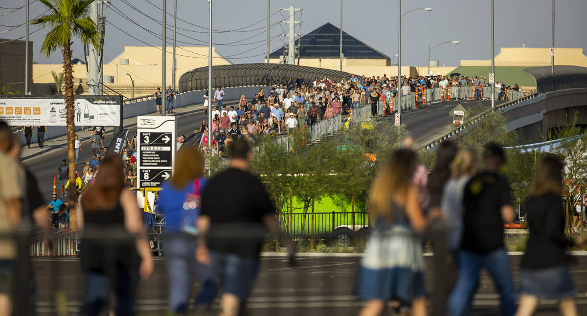 Los fans se abren paso en medio del calor hacia el concierto de Garth Brooks en Allegiant Stadi ...