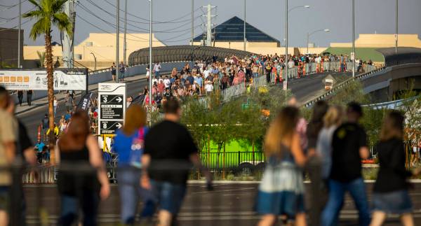 Los fans se abren paso en medio del calor hacia el concierto de Garth Brooks en Allegiant Stadi ...