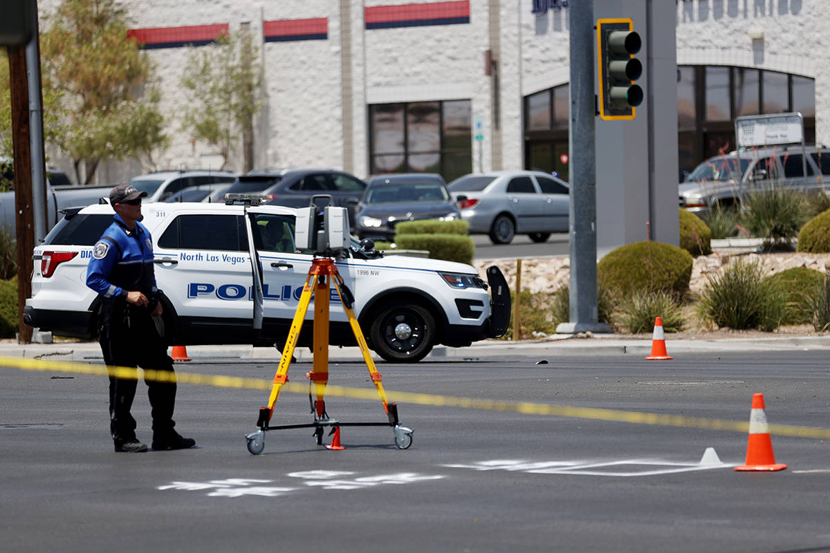 La escena de un accidente en la intersección de Craig Road y Allen Lane en North Las Vegas, el ...