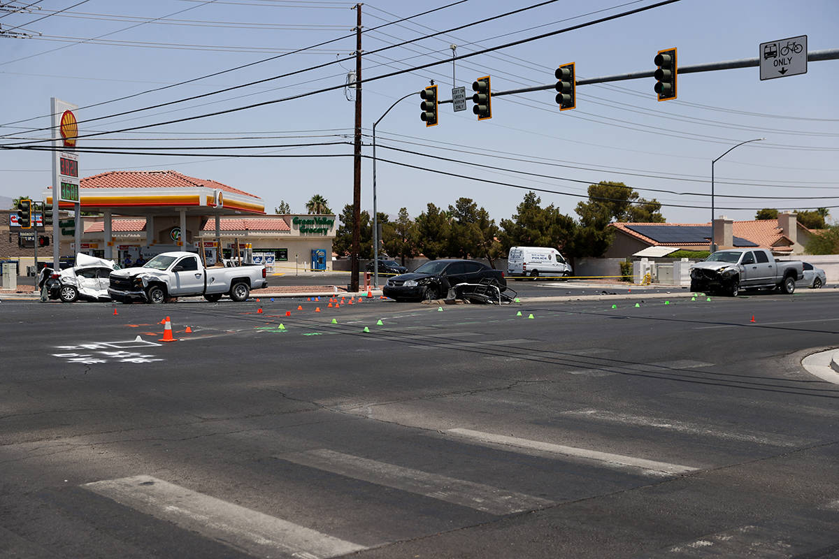 La escena de un accidente en la intersección de Craig Road y Allen Lane en North Las Vegas, el ...