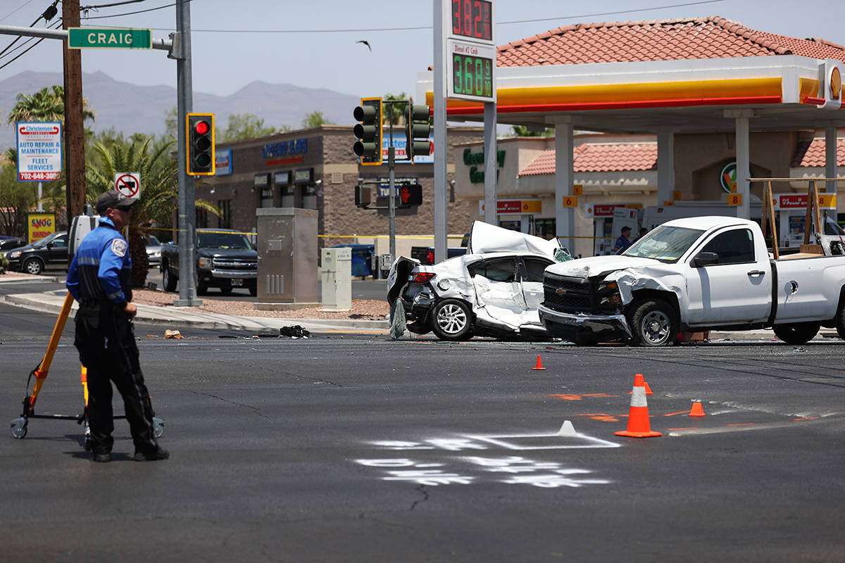 La escena de un accidente en la intersección de Craig Road y Allen Lane en North Las Vegas, el ...