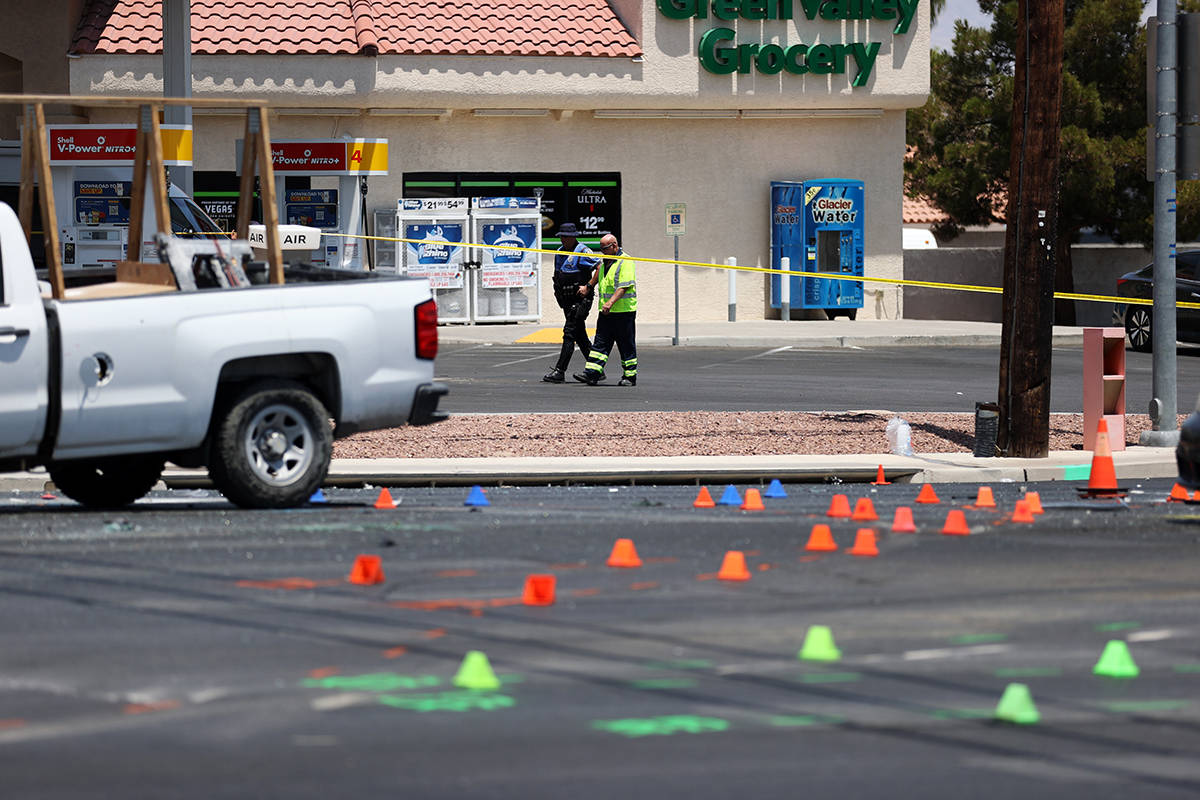 La escena de un accidente en la intersección de Craig Road y Allen Lane en North Las Vegas, el ...