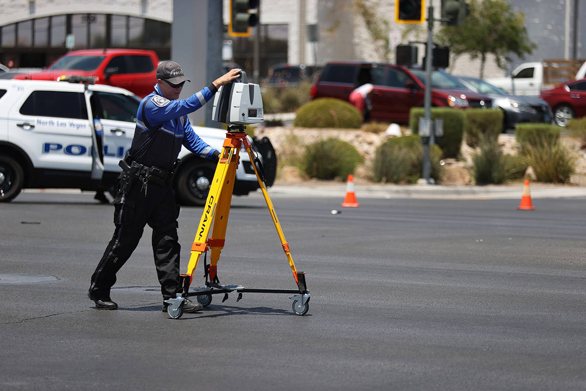 La escena de un accidente en la intersección de Craig Road y Allen Lane en North Las Vegas, el ...