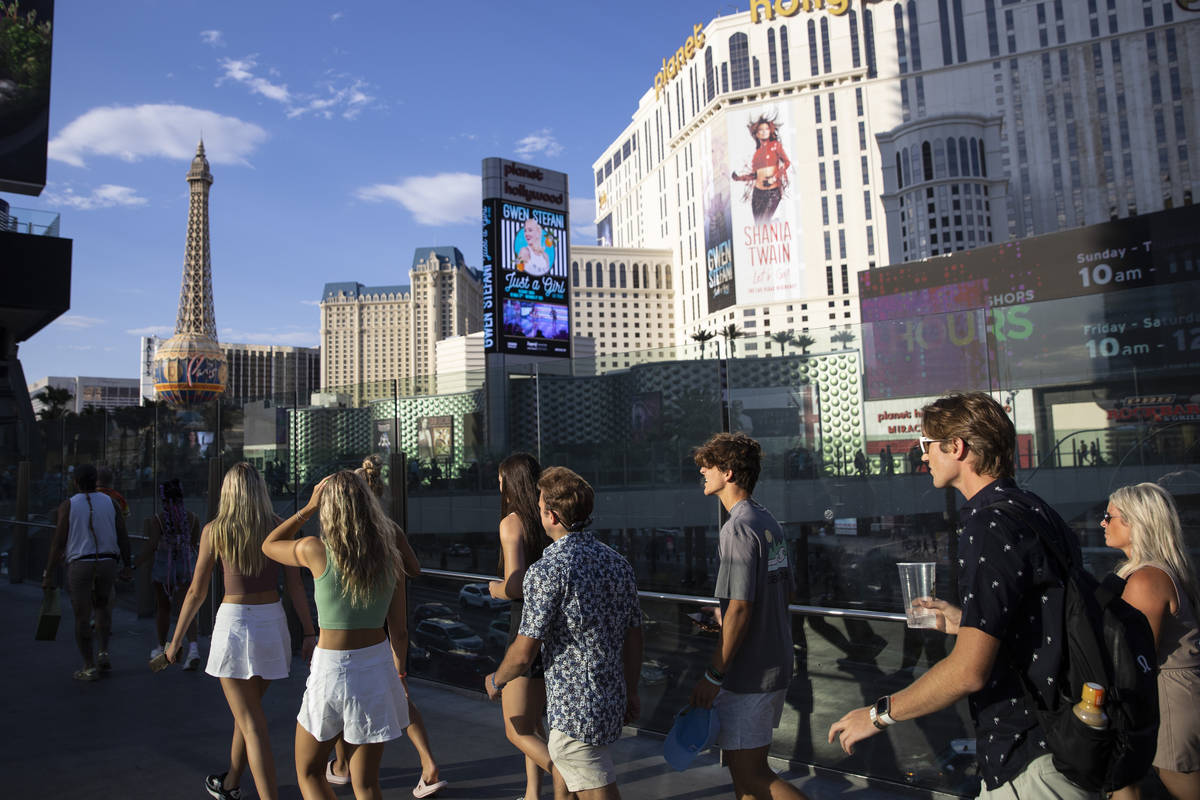 Gente visita el Strip cerca del hotel-casino Planet Hollywood en Las Vegas el 3 de julio de 202 ...