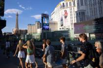 Gente visita el Strip cerca del hotel-casino Planet Hollywood en Las Vegas el 3 de julio de 202 ...