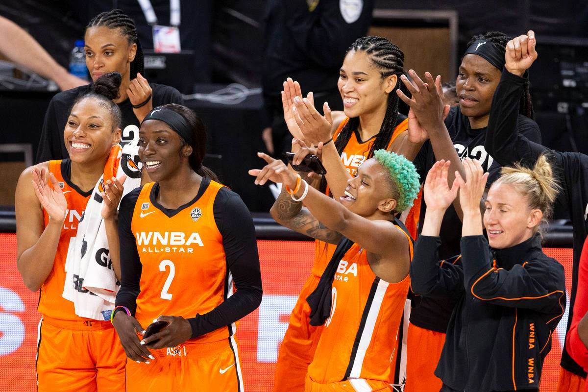 Las jugadoras del equipo WNBA animan a su compañera de equipo Arike Ogunbowale mientras gana e ...