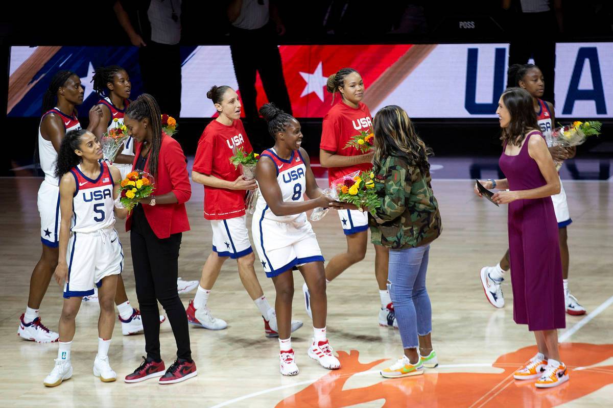 Seleccionadas actuales obsequian ramos de flores a miembros del equipo olímpico de baloncesto ...