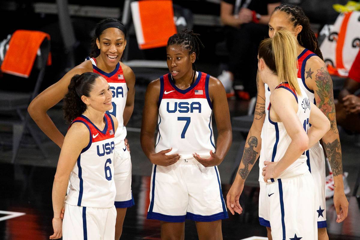 Las jugadoras de la Selección Nacional Femenina de Estados Unidos se comunican en un tiempo fu ...