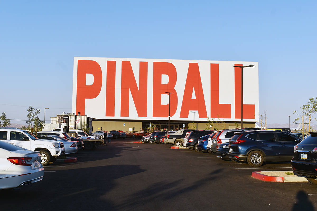 Desde el Strip de Las Vegas se puede notar el gigantesco anuncio del Pinball Hall of Fame. Juev ...
