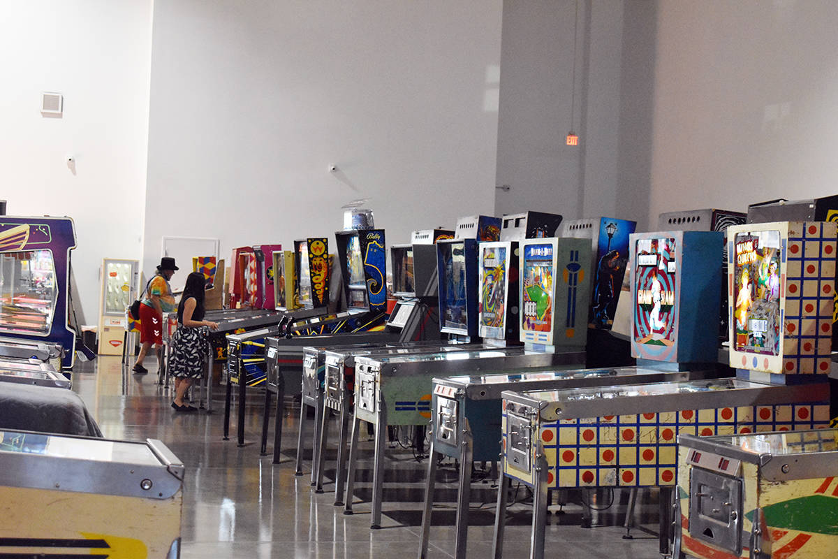 Son por lo menos 1,000 máquinas de pinball dentro del museo más máquinas de videojuegos retr ...
