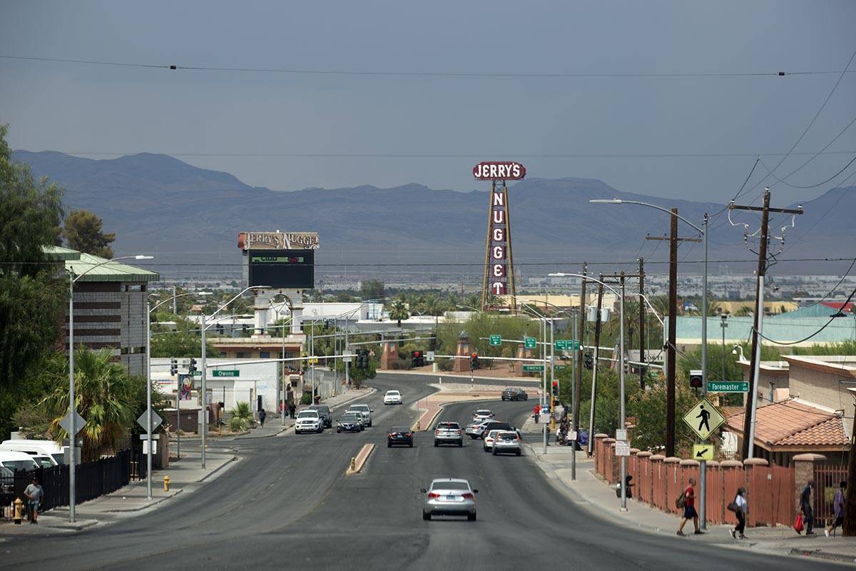 Cielos tormentosos se ven sobre el Valle de Las Vegas desde North Las Vegas Boulevard el jueves ...