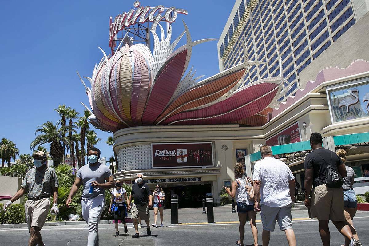 Turistas caminan por Las Vegas Boulevard cerca de Flamingo, el 3 de julio de 2020, en Las Vegas ...