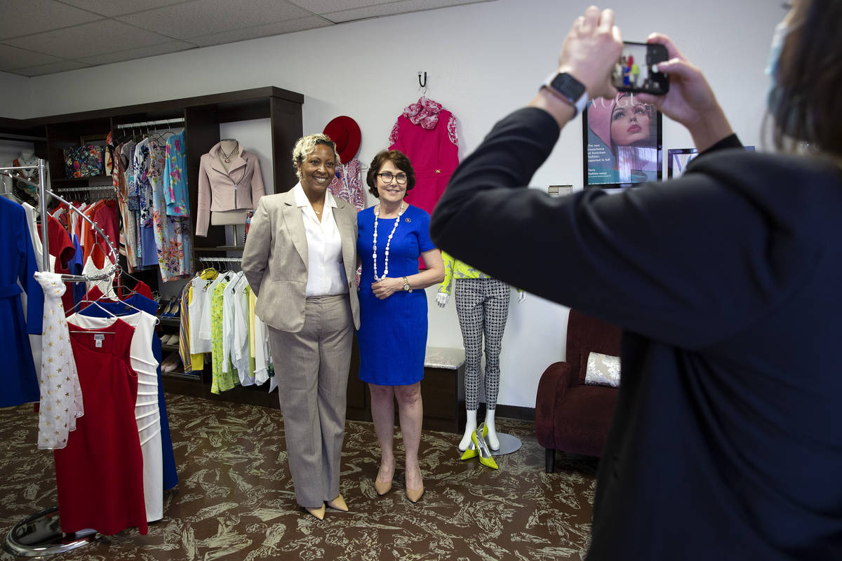 Kenya Mills y la senadora Jacky Rosen, demócrata por Nevada, posan para una foto en la organiz ...