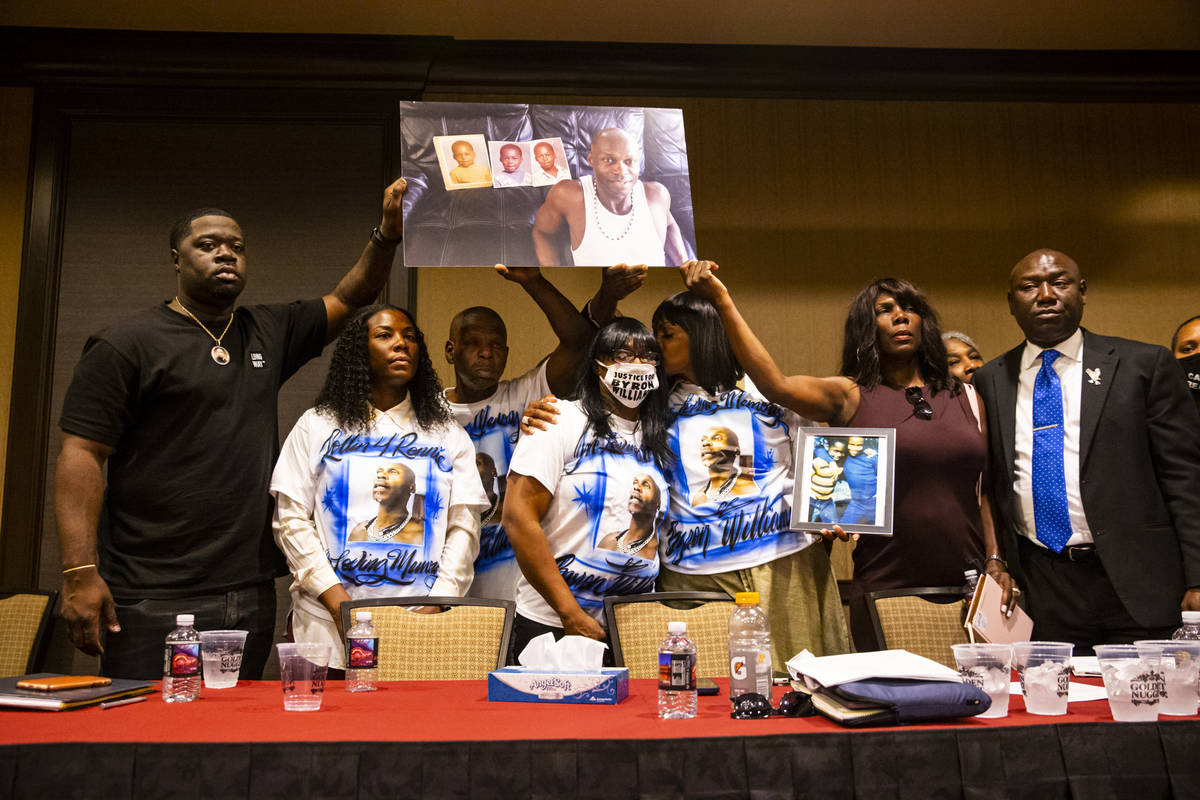 Familiares de Byron Williams, que murió en 2019 mientras estaba bajo custodia de la policía d ...