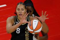 La pívot de Las Vegas Aces, Liz Cambage (8), recibe un balón contra la alera/centro de Los Á ...