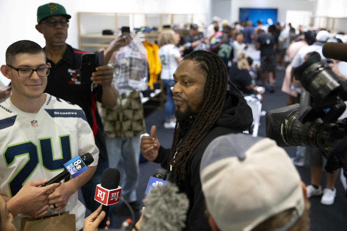 El running back de la NFL Marshawn Lynch habla con los medios de comunicación en la inauguraci ...