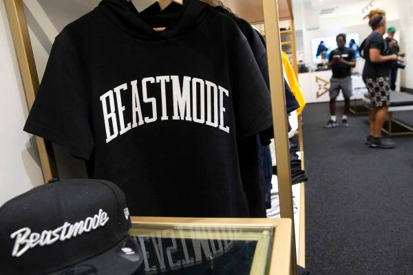 Prendas a la venta en la apertura de Beast Mode, la tienda del running back de la NFL Marshawn ...