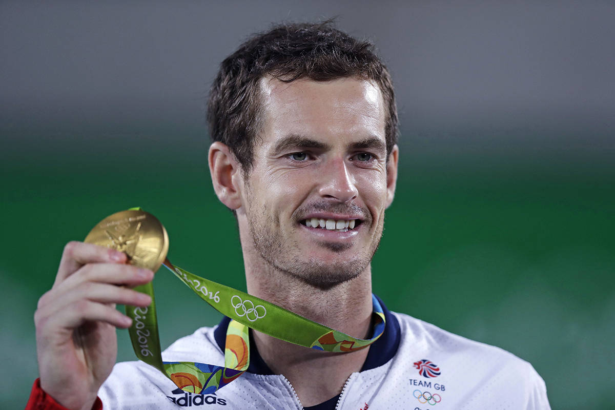 Andy Murray, de Inglaterra, sonríe mientras sostiene su medalla de oro en los Juegos Olímpico ...