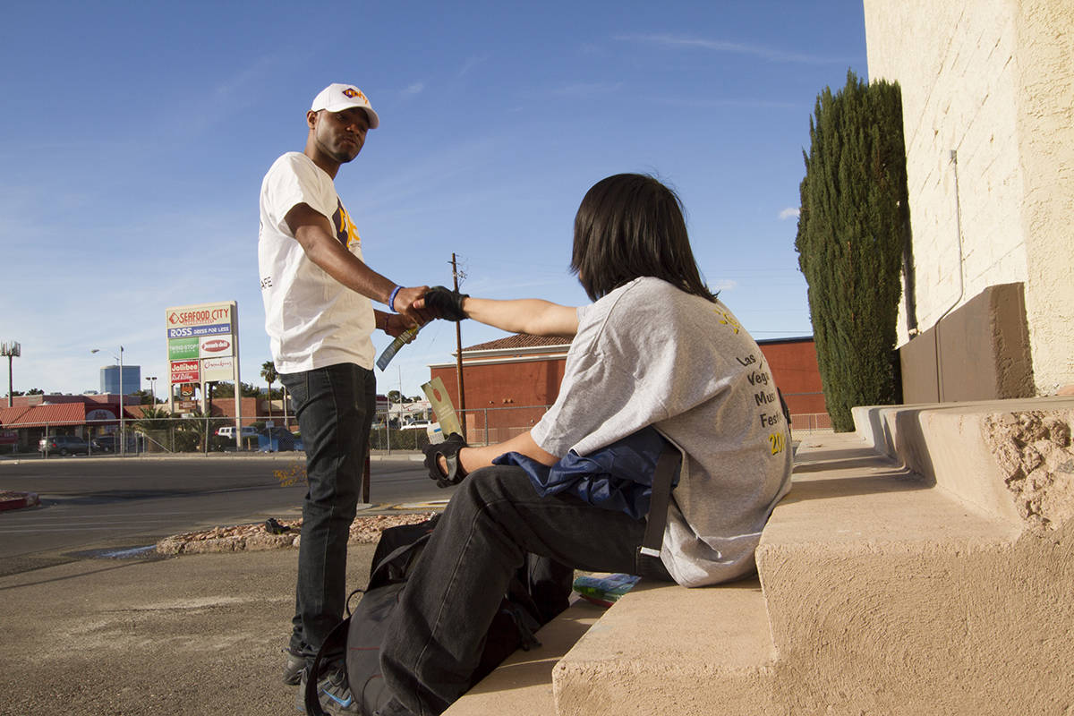Un trabajador de NPHY brinda información a un joven sin hogar encontrado en el valle de Las Ve ...