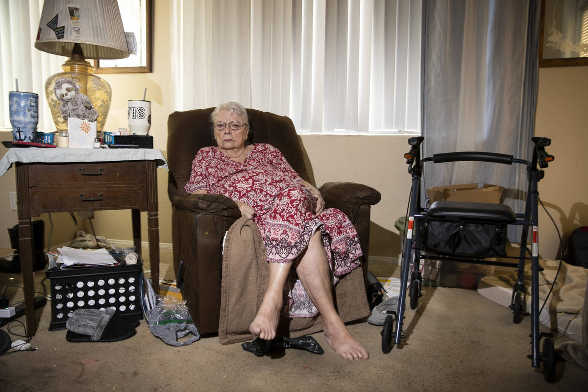 Shirley Soiset, de 77 años, cuya renta va a subir unos 300 dólares al mes, con su perro de se ...