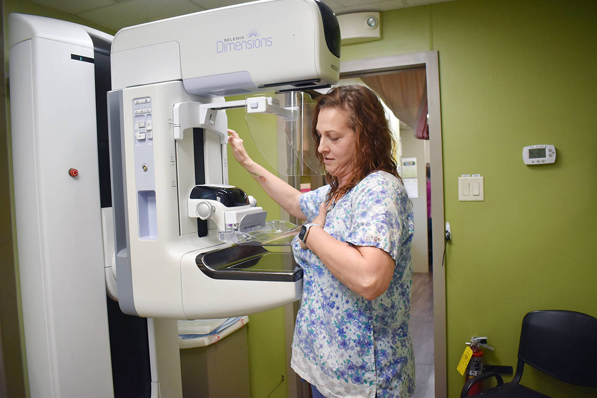 En esta foto la En esta foto la enfermera muestra cómo se hace el proceso de la mamografía. V ...