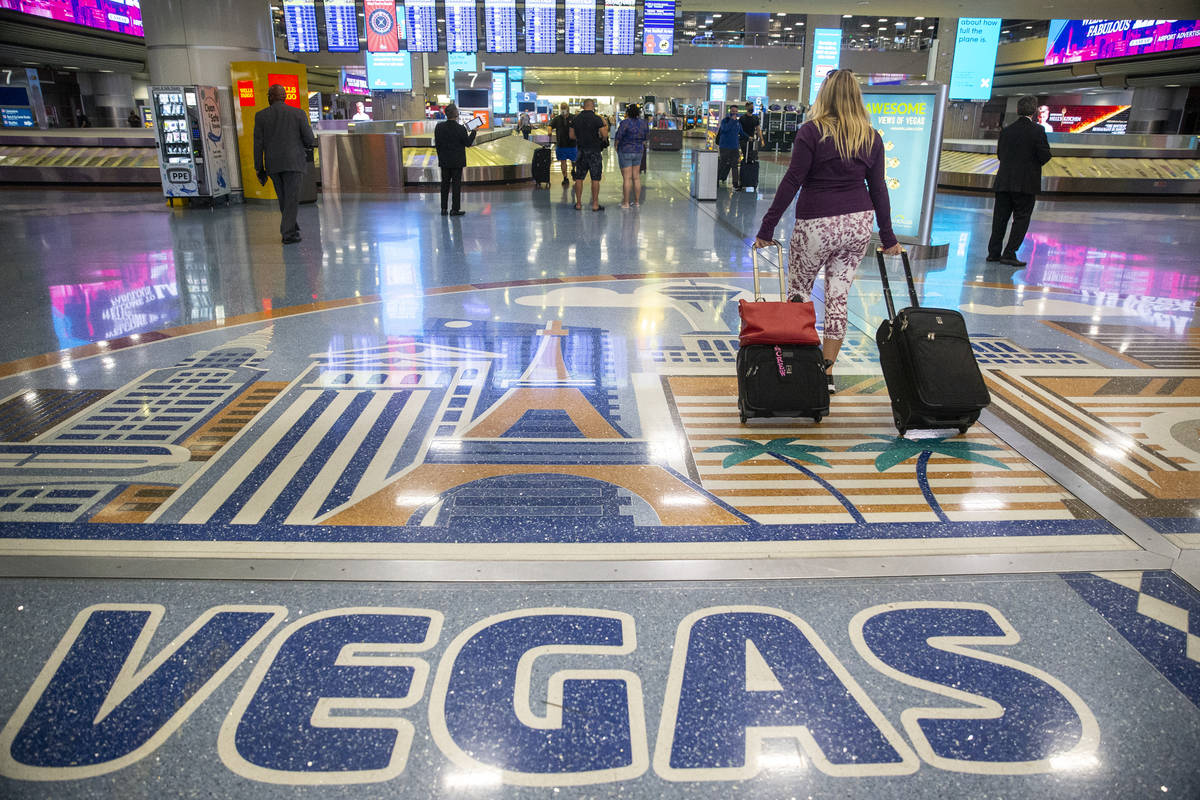 Viajeros en la Terminal 1 del Aeropuerto Internacional McCarran en Las Vegas, el jueves 13 de m ...