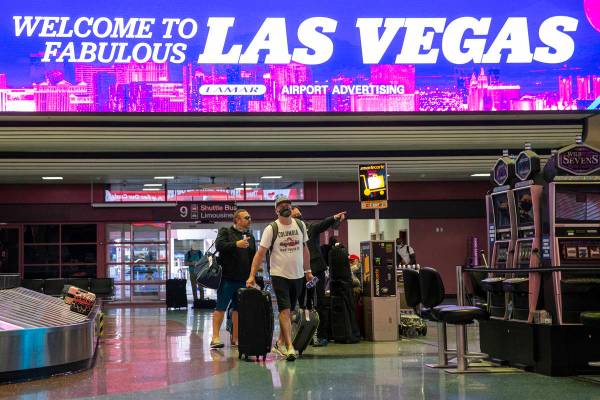 Viajeros en la Terminal 1 del Aeropuerto Internacional McCarran en Las Vegas, el jueves 13 de m ...