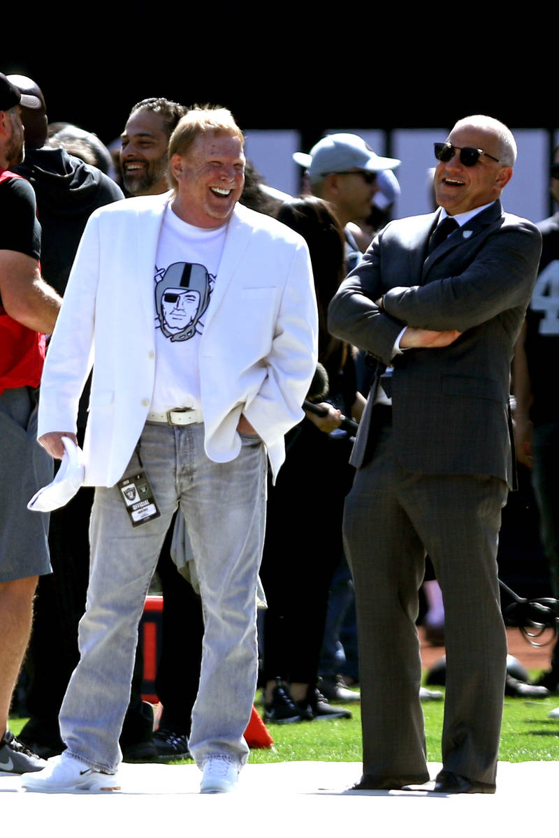 El propietario de los Raiders, Mark Davis, a la izquierda, y el presidente Marc Badain comparte ...