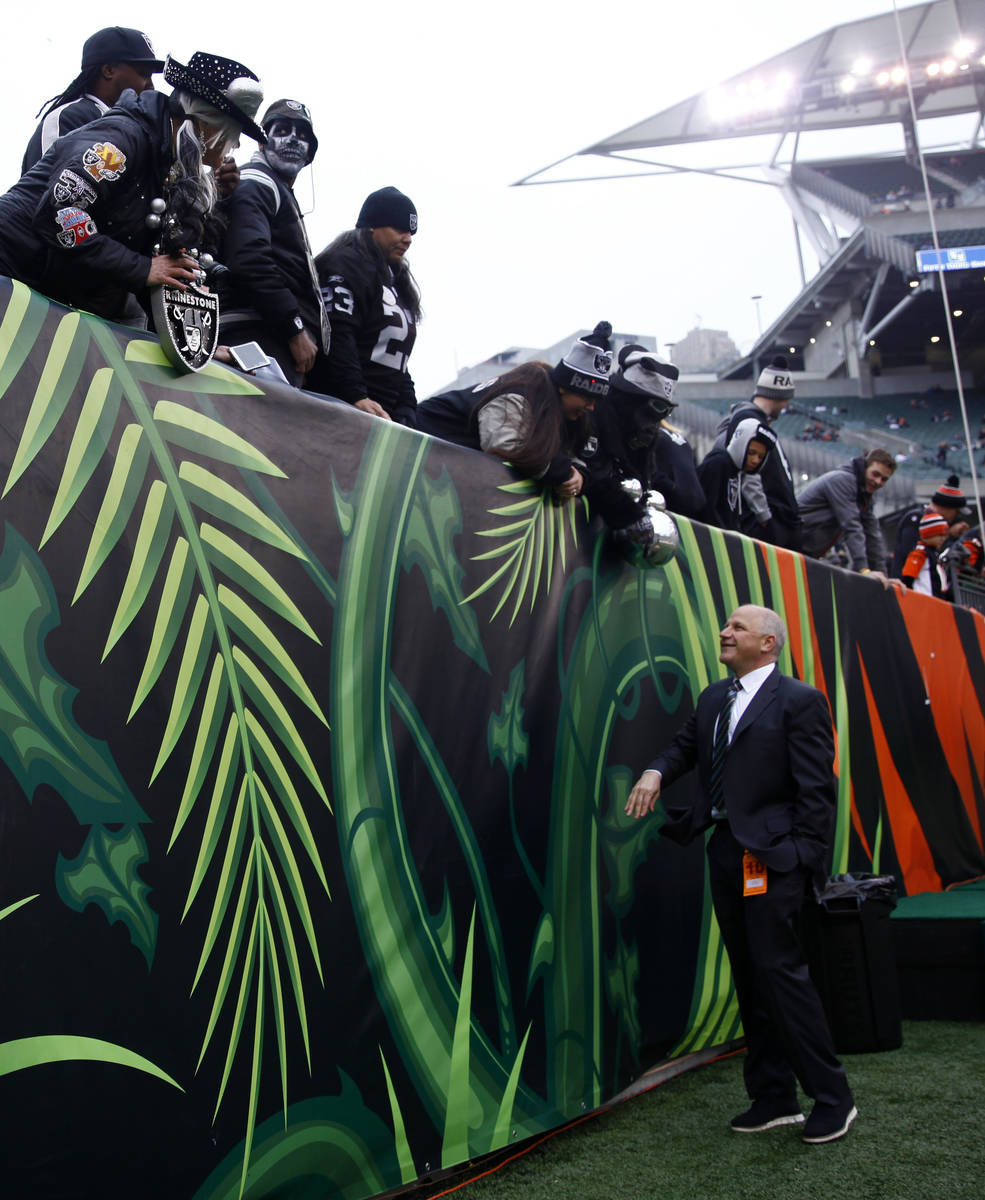 El presidente de los Raiders, Marc Badain, se reúne con los fans del equipo antes de un partid ...