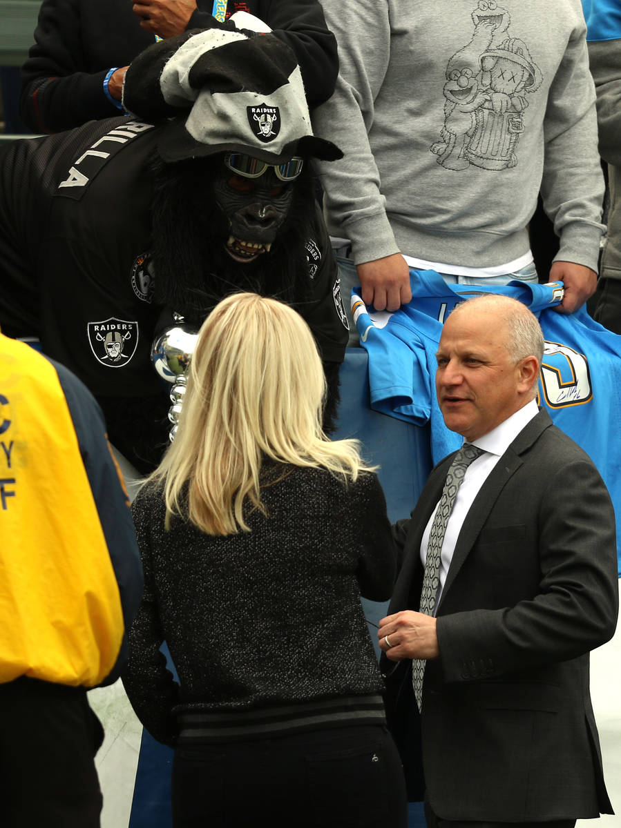 El presidente de los Raiders, Marc Badain, se reúne con uno de los súper fans del equipo, Gor ...