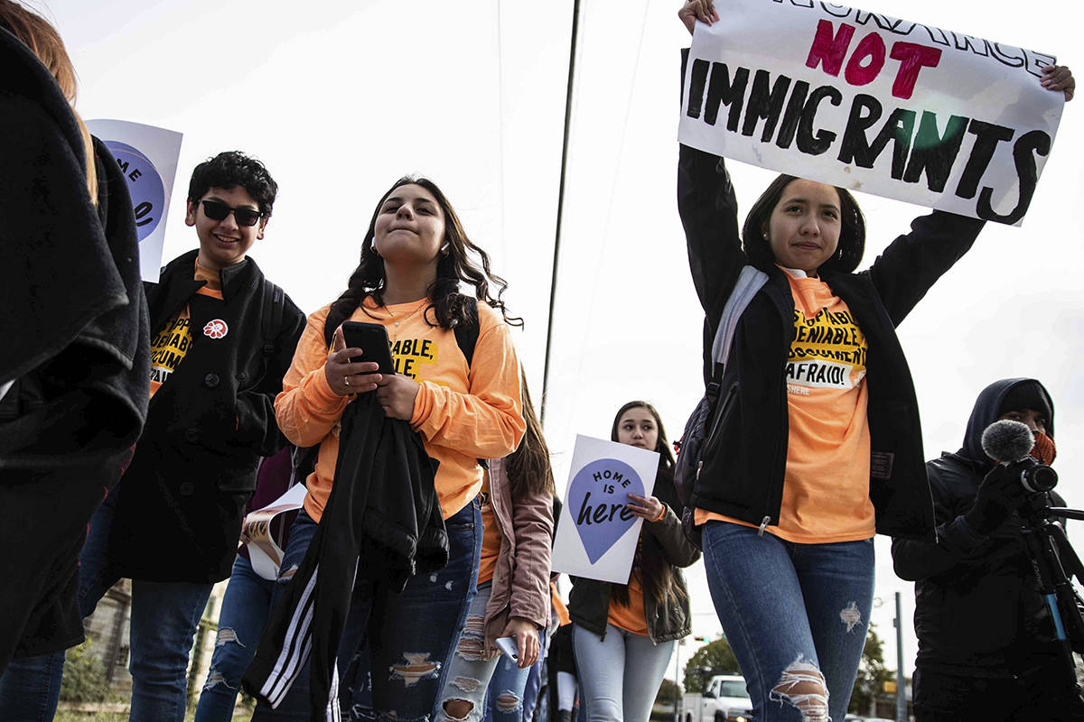 En esta fotografía de archivo del martes 12 de noviembre de 2019, jóvenes inmigrantes y defen ...