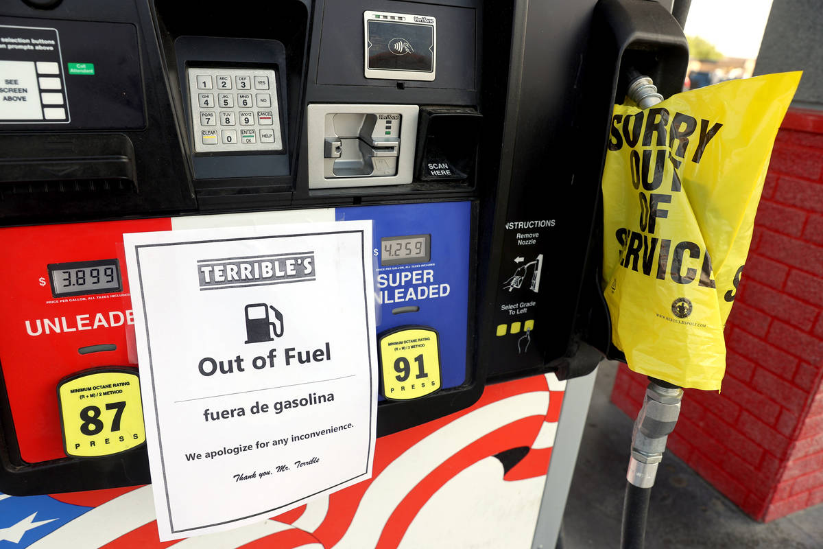 Surtidores de gasolina vacíos en Terrible's en East Bonanza Road y North Lamb Boulevard en Las ...