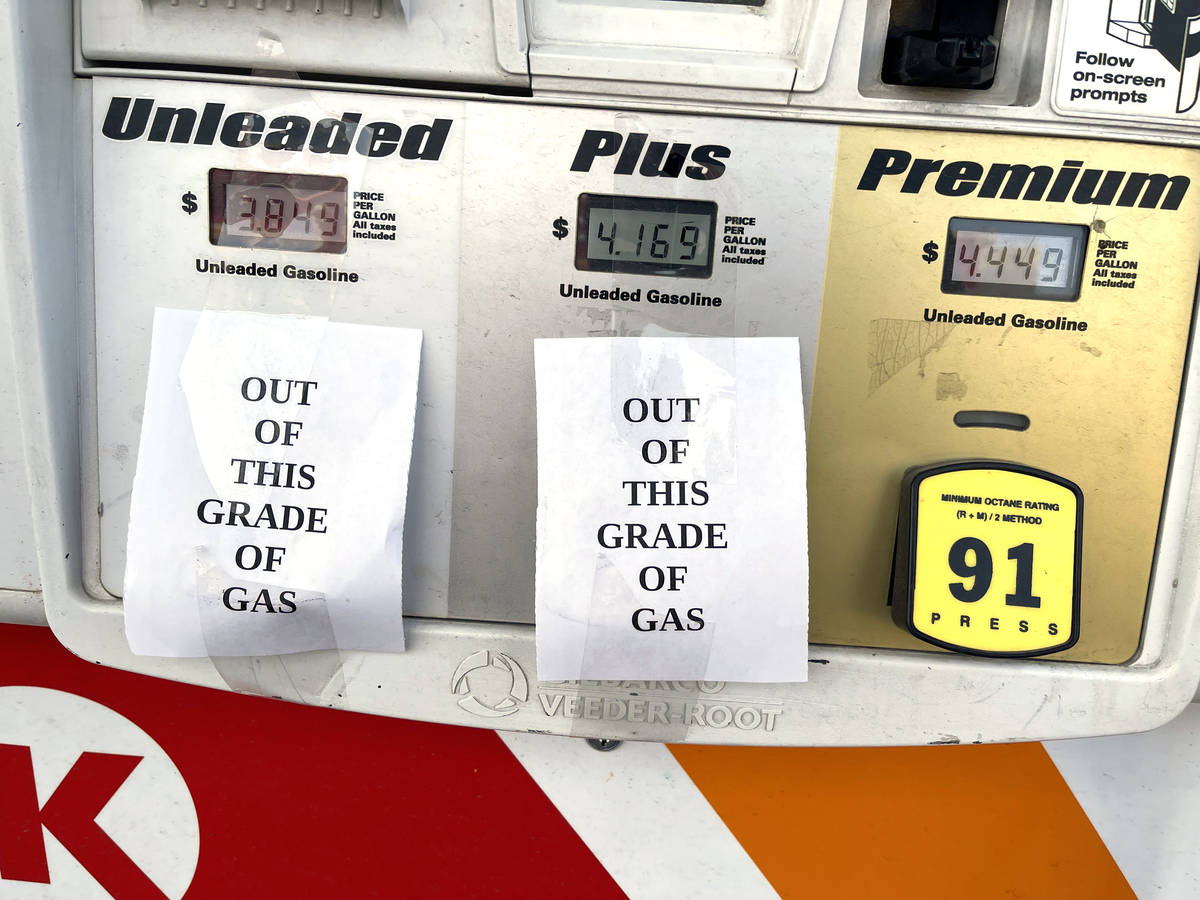 Escasez de la gasolina regular y plus en la gasolinera Circle K en East Bonanza Road y North La ...