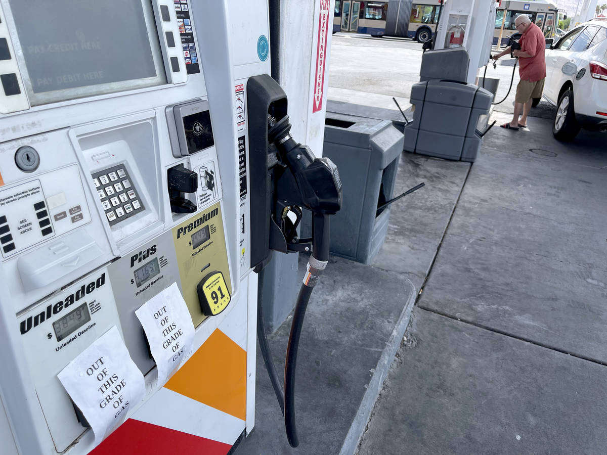 Ken Humphrey, de Las Vegas, compra gasolina premium mientras la regular y plus están vacíos e ...