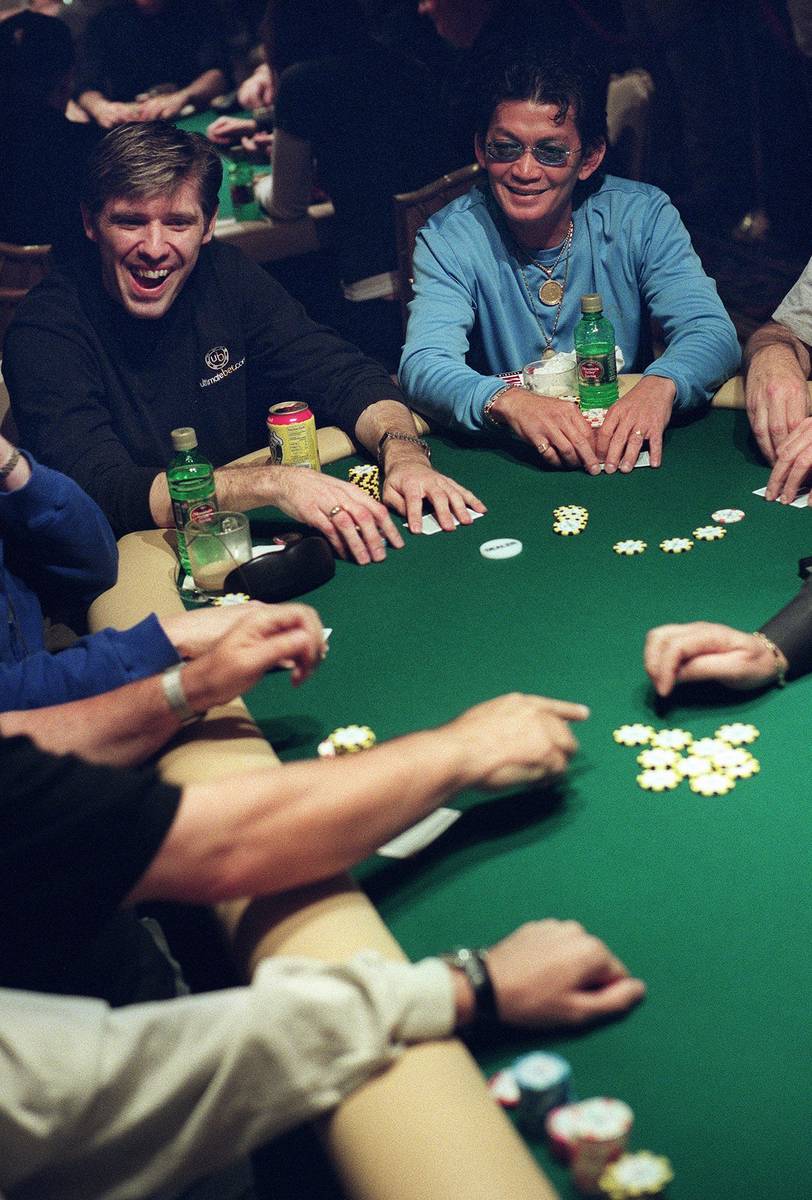 Scotty Nguyen, a la derecha, y Layne Flack sonríen mientras juegan durante el World Poker Tour ...