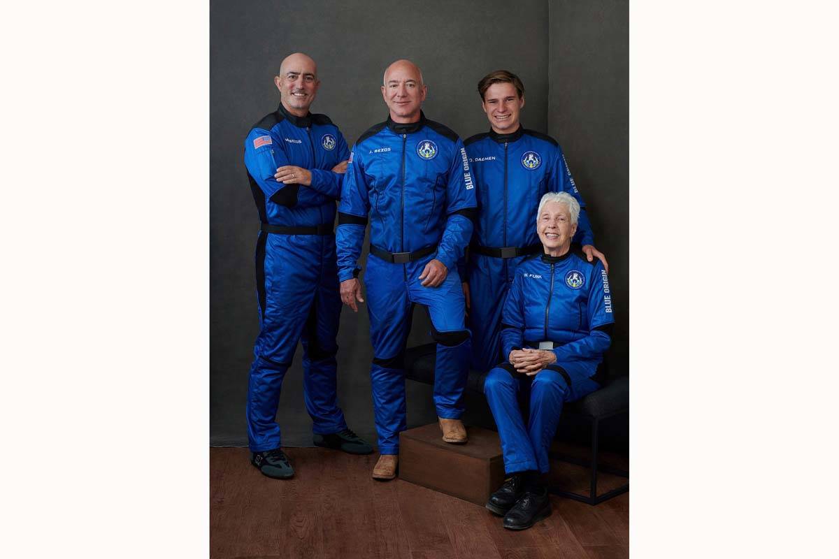 En esta foto facilitada por Blue Origin, de izquierda a derecha: Mark Bezos, hermano de Jeff Be ...