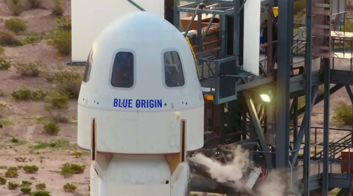 Los pasajeros del Blue Origin entran en la cápsula cerca de Van Horn, Texas, el martes 20 de j ...