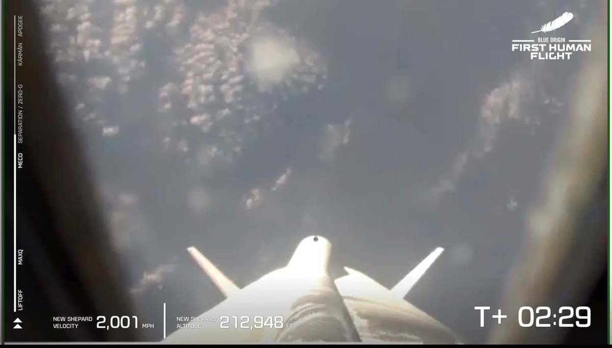 Esta foto proporcionada por Blue Origin, el cohete New Shepard de Blue Origin despega el martes ...