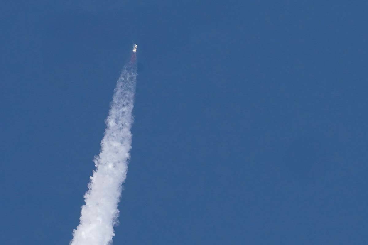 El cohete New Shepard de Blue Origin despega con los pasajeros Jeff Bezos, fundador de Amazon y ...