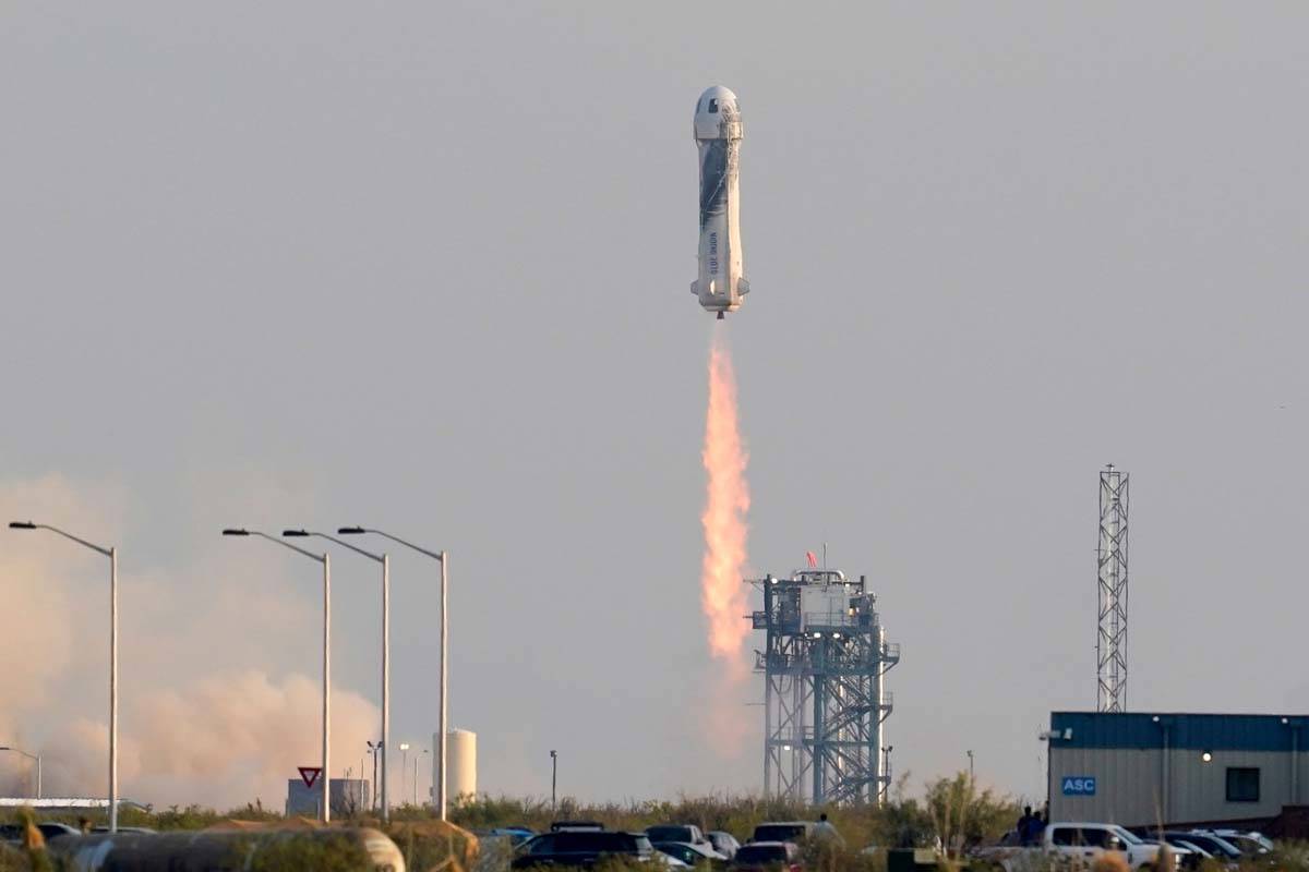 El cohete New Shepard de Blue Origin despega con los pasajeros Jeff Bezos, fundador de Amazon y ...