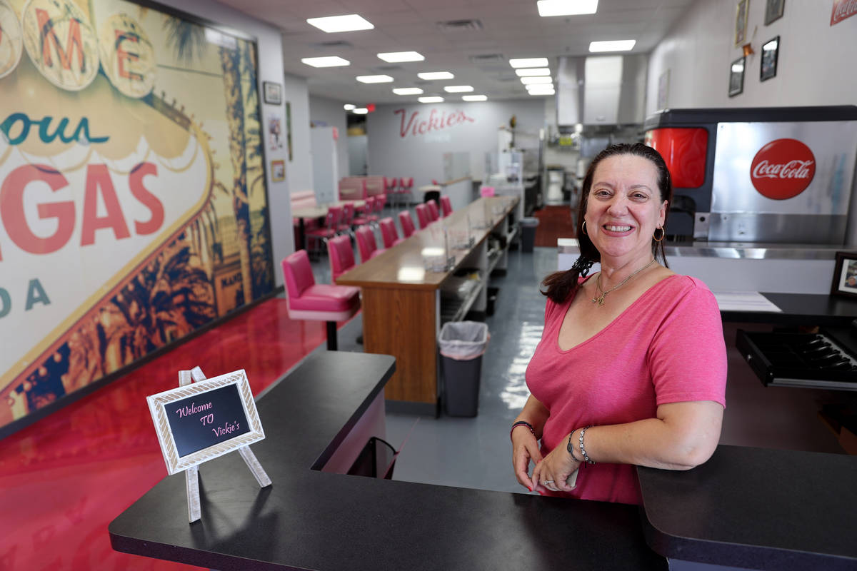 La dueña de Vickie's Diner, Vickie Kelesis, en su nueva ubicación en Commercial Center en 953 ...