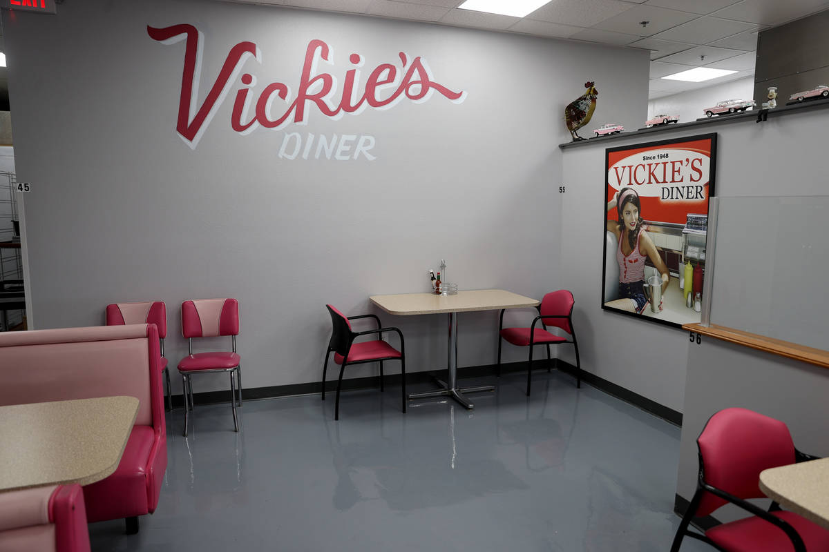 Vickie's Diner, en su nueva ubicación en Commercial Center en 953 E. Sahara Ave. en Las Vegas ...
