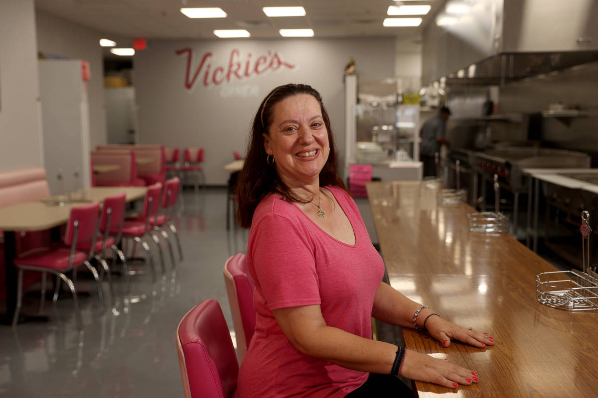 La dueña de Vickie's Diner, Vickie Kelesis, en su nueva ubicación en Commercial Center en 953 ...