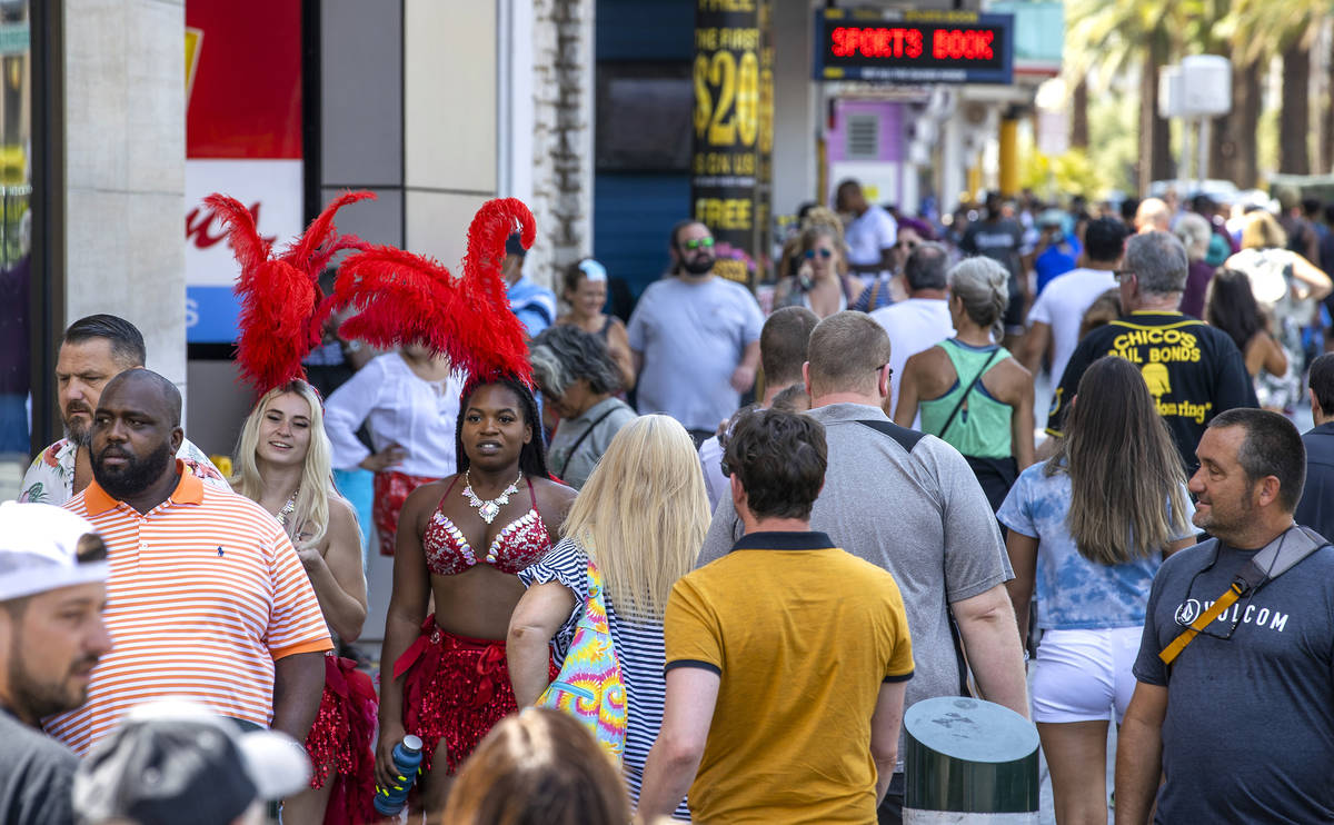 Gente camina por el Strip cerca de Venetian, la mayoría sin cubrebocas, el viernes 16 de julio ...